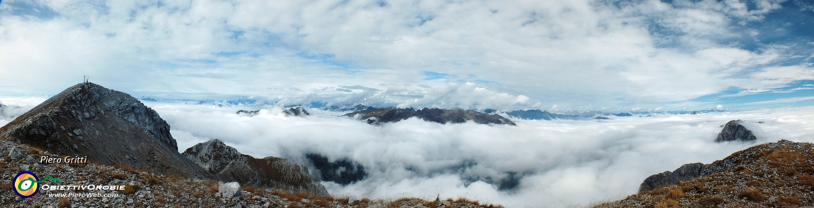 56 Panoramica in vetta all'Arera dall'arrivo della cresta est....jpg